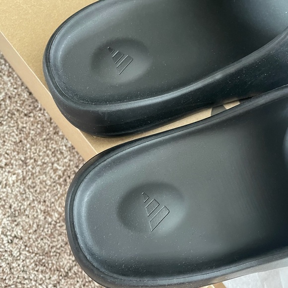 Yeezy slides - Picture 3 of 4